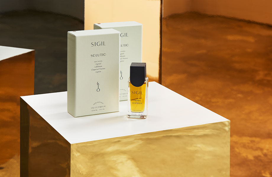 Retail perfume display with 7223C-58 New White top, M9426 Polished Copper backdrop and M2041 Polished Gold Aluminum front