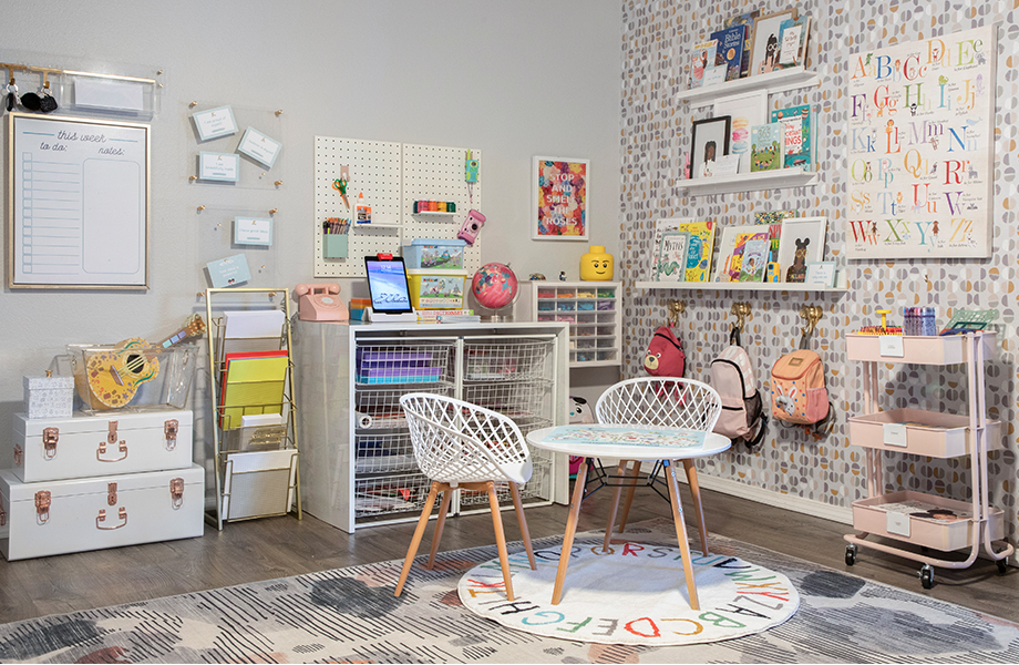 Estudio Flex que presenta un escritorio en el que se puede escribir, materiales para manualidades, papel y repisas