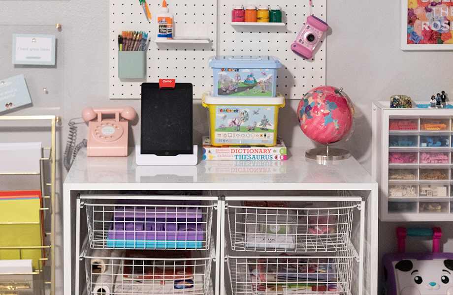 Estudio Flex que presenta un escritorio en el que se puede escribir, materiales para manualidades, papel y repisas