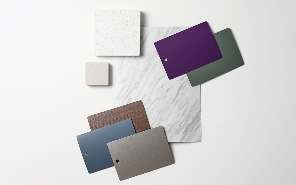 Colección de muestras de laminado Formica con inspiración de mármol blanco y sólidos inspirados en la naturaleza