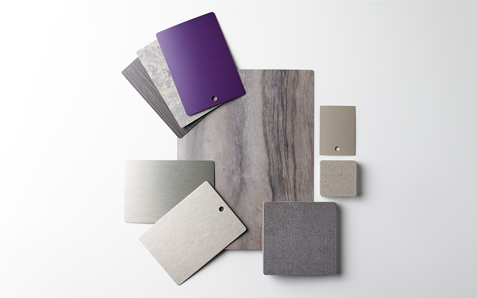 Colección de muestras de laminado Formica en grises, marrones y metales brillantes complementarios