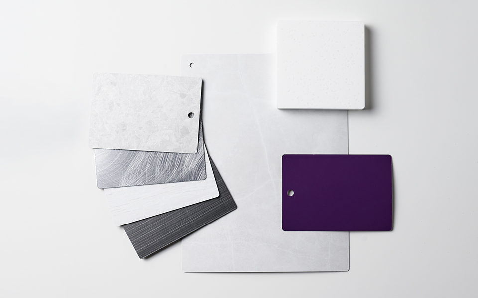 Colección de muestras de laminado Formica en gris y blanco con un toque púrpura