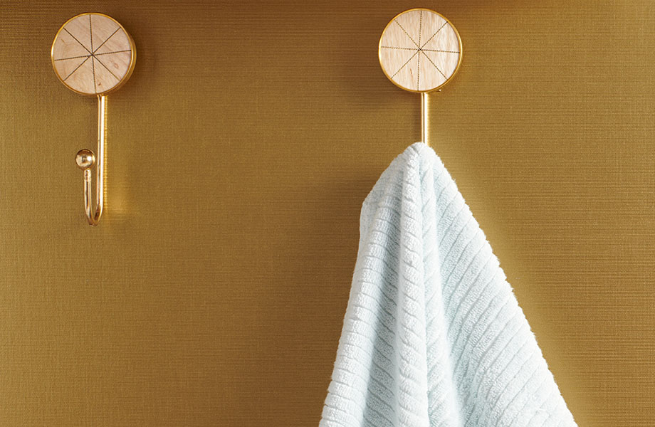 Laminado DecoMetal® M6435 Woven Brass en muro del vestidor de un gimnasio