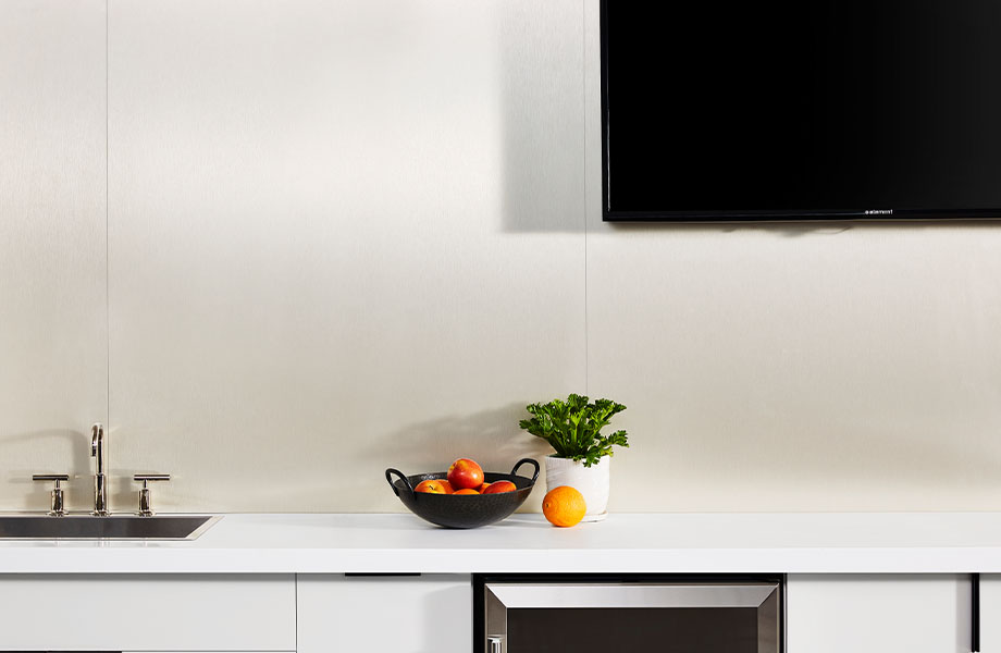 M9427 Champagne Stainless laminate accent wall with 102 Arctic kitchen counter and 459 Brite White cabinet