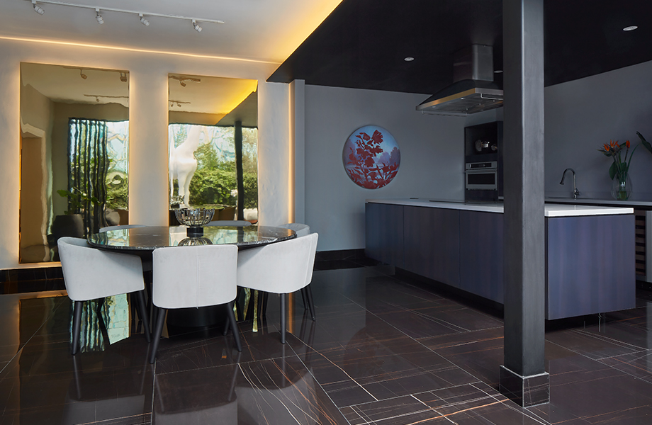  Vista general de la cocina con aplicaciones de Dark Rolled Steel, Gamma Grey y Polished Gold Aluminum